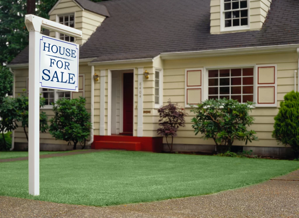 ThinkstockPhotos-AA014336-1.webp Single family home with For Sale sign